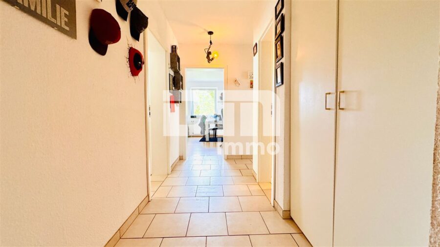 WE1 - Moderne Vierzimmerwohnung BJ 1991 mit sonnigem Balkon in zentraler Lage - Flur / Diele
